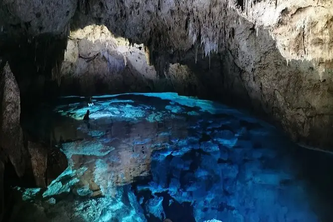 Chicho cave the hidden inn punta cana the hidden inn punta cana подземная пещера с бирюзовым водоёмом, в котором отражается синий свет, проникающий сверху